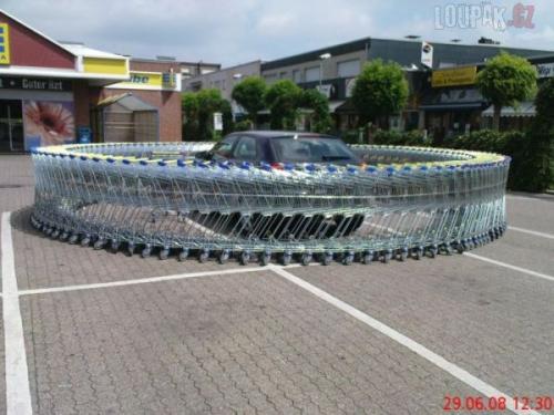 Košíky u supermarketu, co nedávají logiku