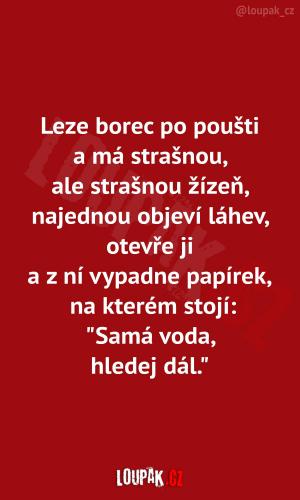 Chlap je ztracen v poušti: