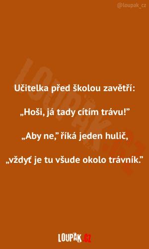 Podivný pach u školy 