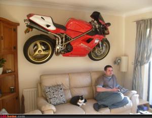 Když si motorku pověsíš na zeď