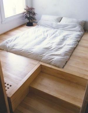 Praktická postel v zemi