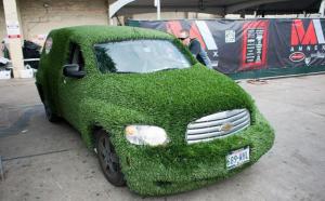 Auto z trávy