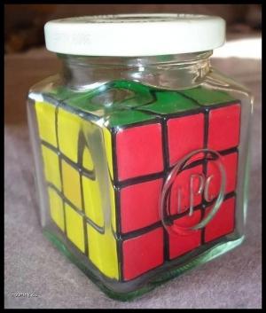 Rubikova kostka ve sklenici