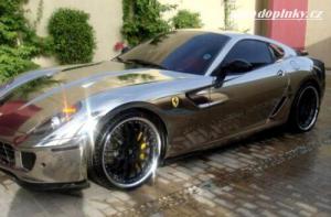 Ferrari s chromem