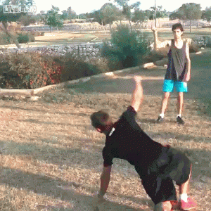 Týpek předvádí neuvěřitelné skoky přes švihadlo 