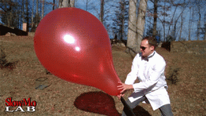 Prasknutí balónku ve slow motion 