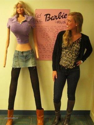 Jak by vypadala ziva Barbie dle proporci panenky