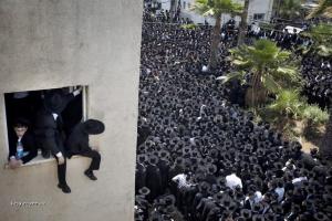 Pohreb ultraortodoxneho zidovskeho rabina