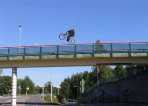 na kole po moste