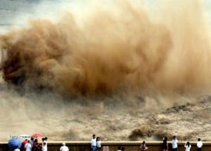 Picture of the day  The siltclearing operation on the Yellow River