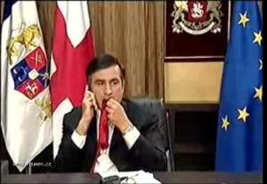 Saakasvili snedl vlastni kravatu