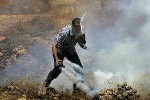 Foto tyzdna  Palestina  Demonstrant hadze izraelskym jednotkam sp C3 A4t granat so slznym plynom