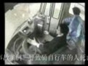  Taiwan - autobus srazil cyklistu 