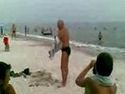  Opilý Rus na pláži 