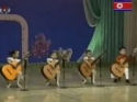  Severní Korea - Děti hrají na kytaru 