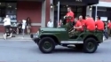  Vojenský Jeep a šikovní vojáci 