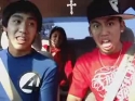  Mladí asiaté si zpívají při cestě autem 