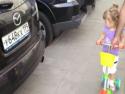  Malá holčička poznává automobily 