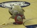  NBA - Maskot snědl rozhodčího 