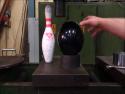    Hydraulický lis vs. bowling   