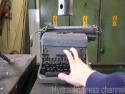    Hydraulický lis vs. psací stroj   