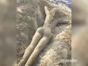 Ženské tělo z písku 