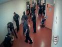        Vězeň vs. celá policejní stanice (USA)       