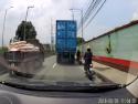   Nedočkavý Filipínec vs. náklaďák 