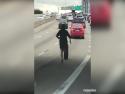  Chlápek nahání pneu na dálnici 