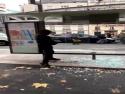      Vandalové ničí zastávku v Paříži     