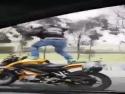      Moto-surfařův držkopád     