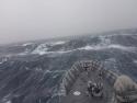      Vojenská loď vs. obrovská vlna     