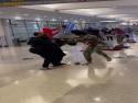      Hromadná bitka na letišti v Minneapolis     