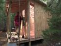      Stavba dřevěné chatky v lese     