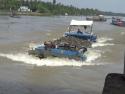        Vietnamské lodě překonávají vodní tok       