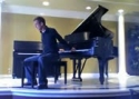 Borec hraje na klavír