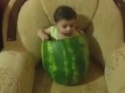 Dítě milující meloun