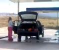 Žena myje auto vapkou