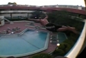 Borec - skok do bazénu z balkónu