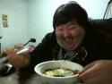 Korejec má strašnou radost z jídla