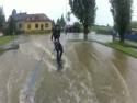 Povodně 2013 - wakeboarding na sídlišti