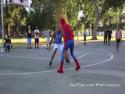 Spiderman hraje basketbal