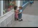 Malý kluk se snaží políbit děvče