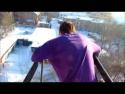 Bláznivý Rus skáče v zimě ze střechy