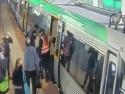 Lidé hnuli metrem a osvobodili muže