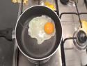     Jak otočit vejce na pánvi    