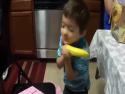 Chlapeček dostal jako dárek obyčejný banán
