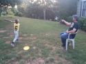 Malý baseballista trénuje s tátou