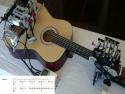 Robot ovládá kytaru 