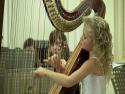 Devítiletá holčička hraje na harfu